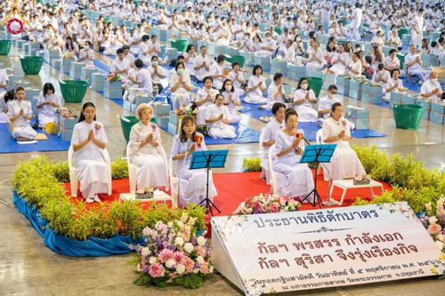 ภาพ No.92098:พิธีตักบาตร ในวันทอดกฐินสามัคคี ประจำปีพุทธศักราช 2566 วันอาทิตย์ต้นเดือนที่ 5 พฤศจิกายน พ.ศ. 2566 ณ สภาธรรมกายสากล วัดพระธรรมกาย จ.ปทุมธานี