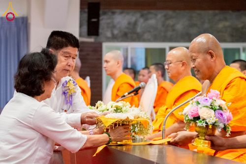 ภาพ No.218037:วันอาทิตย์ที่ 13 เมษายน พ.ศ. 2568 พิธีตักบาตรฉลองสามเณรใหม่ 75 รูป เนื่องในวันสงกรานต์ (โครงการบรรพชาสามเณรฟื้นฟูพระพุทธศาสนาทั่วไทย ประจำปีพุทธศักราช 2568) ณ ศูนย์ปฏิบัติธรรมระยอง(บ้านช่องลม) ตำบลบางบุตร อำเภอบ้านค่าย จังหวัดระยอง