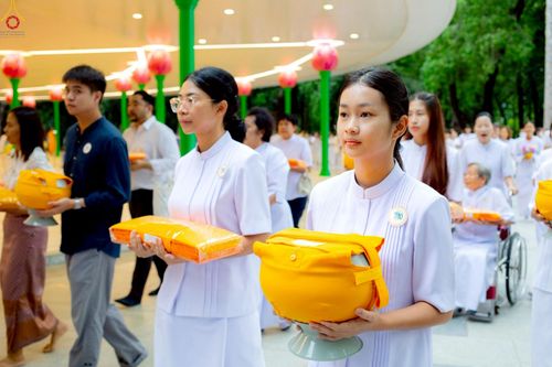 ภาพ No.228845:วันเสาร์ที่ 14 มิถุนายน พ.ศ. 2568 พิธีเวียนประทักษิณ , พิธีขอขมารับผ้าไตร ในโครงการบรรพชาอุปสมบทหมู่ ผู้บริหารรุ่นที่ 15 และ อุดมศึกษา รุ่นที่ 52 ณ โบสถ์พระไตรปิฎก วัดพระธรรมกาย