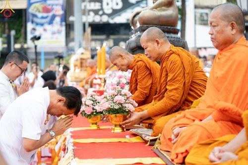 ภาพ No.126029:พิธีทำบุญเมืองนครราชสีมา ฉลอง 556 ปี ตักบาตรพระ 10,000 รูป ในวันเสาร์ที่ 2 มีนาคม พ.ศ.2567 ณ อนุสาวรีย์ท้าวสุรนารี จ.นครราชสีมา จัดโดย คณะสงฆ์จังหวัดนครราชสีมา ร่วมกับสำนักงานจังหวัดนครราชสีมา