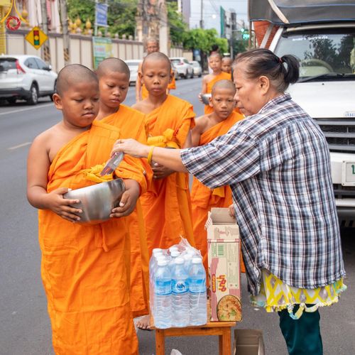 ภาพ No.62035:สามเณรจากศูนย์อบรมเยาวชนสุรินทร์ ออกบิณฑบาต รอบอำเภอเมือง จ.สุรินทร์ ในโครงการบรรพชาสามเณร ฟื้นฟูพระพุทธศาสนาทั่วไทย วันที่ 9 เมษายน พ.ศ. 2567
