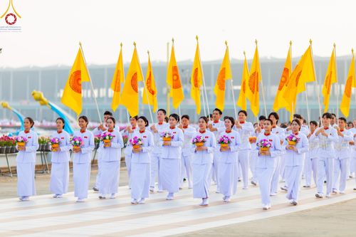 ภาพ No.216937:วันเสาร์ที่ 12 เมษายน พ.ศ. 2568 พิธีเวียนประทักษิณรอบพระมหาธรรมกายเจดีย์  พิธีวันทาเจดีย์ พิธีขอขมาและมอบผ้าไตร ในโครงการอุปสมบทหมู่ บูชาธรรมหลวงพ่อธัมมชโย, โครงการธรรมทายาท ระดับอุดมศึกษา รุ่นที่ 52 ,  โครงการบวชพระนานาชาติ AEC & WAB CEO รุ่นที่ 4 , ณ ว