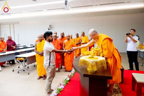 ภาพ No.222546:วันที่ 21 เมษายน พ.ศ. 2568 หลวงพ่อทัตตชีโวต้อนรับคณะสงฆ์ศรีลังกา ณ อาคาร 100 ปี คุณยายมหารัตนอุบาสิกาจันทร์ ขนนกยูง วัดพระธรรมกาย