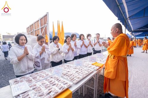 ภาพ No.198312:พิธีถวายภัตตาหารเป็นสังฆทาน แด่พระธรรมยาตรา ณ อนุสรณ์สถานบางปลา วัดบางปลา อำเภอบางเลน จังหวัดนครปฐม ในโครงการธรรมยาตรา กตัญญูบูชา มหาปูชนียาจารย์ พระมงคลเทพมุนี(สด จนฺทสโร) พระผู้ปราบมาร อนุสรณ์สถาน 7 แห่ง ปีที่ 13 วันที่ 20 มกราคม พ.ศ. 2568