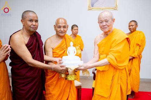 ภาพ No.222699:วันที่ 23 เมษายน พ.ศ. 2568 หลวงพ่อทัตตชีโวต้อนรับคณะสงฆ์เนปาล ณ อาคาร 100 ปี คุณยายมหารัตนอุบาสิกาจันทร์ ขนนกยูง วัดพระธรรมกาย