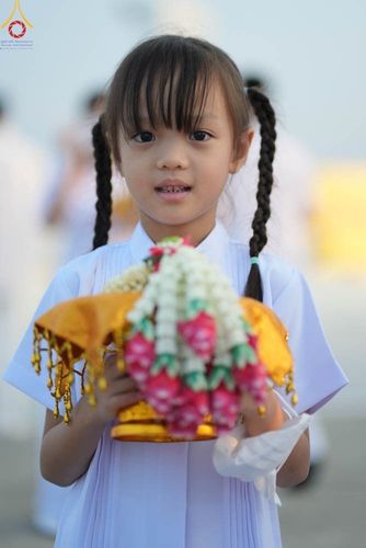 ภาพ No.101409:พิธีเวียนประทักษิณ, พิธีวันทาเจดีย์, พิธีขอขมาและมอบผ้าไตร ในโครงการอุปสมบทหมู่ รุ่นบูชาธรรมมหาปูชนียาจารย์ ณ วัดพระธรรมกาย ในวันที่ 9 ธันวาคม พ.ศ. 2566