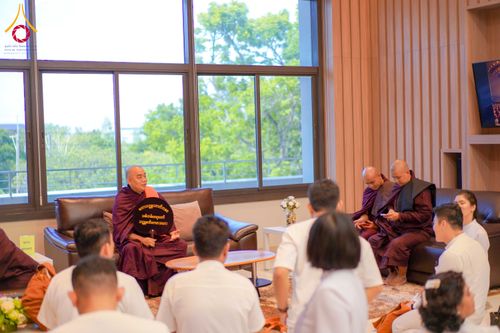 ภาพ No.327667:วันที่ 1-6 พฤษภาคม พ.ศ.2569 ต้อนรับชาวต่างชาติ พระภิกษุ คณะชาวเมียนมาร์  อุบาสิกาชาวอินเดีย เยี่ยมชมวัดพระธรรมกายและสักการะพระมหาธรรมกายเจดีย์