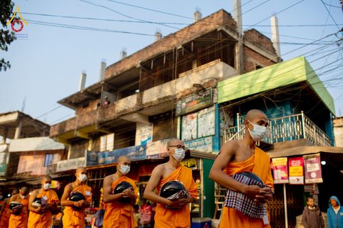ภาพ No.76370:คณะสงฆ์และสามเณรบิณฑบาต ประเทศบังกลาเทศ วันที่ 11 กุมภาพันธ์ พ.ศ. 2566