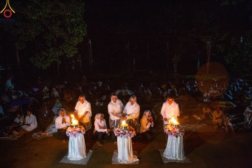 ภาพ No.141033:PhotoStory มหาศรัทธา ธรรมยาตราศรีลังกา EP.6 พิธีจุดวิสาขประทีป 6 วัด ถวายเป็น พุทธบูชา  โครงการสยาม-ลังกา ธรรมยาตรา  ฉลองเทศกาลวิสาขบูชาแห่งชาติ ศรีลังกา  บูชาธรรม 80 ปี หลวงพ่อธัมมชโย วันที่ 16 พฤษภาคม พ.ศ. 2567