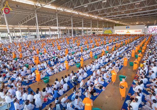 ภาพ No.133808:พิธีตักบาตร ข้าวสารอาหารแห้ง ณ บ้านแก้วเรือนทองคุณยายฯ สภาธรรมกายสากล วัดพระธรรมกาย วันอาทิตย์ต้นเดือนที่ 7 เมษายน พ.ศ. 2567