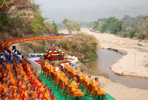 ภาพ No.139330:Photo Story  มหัศจรรย์วัดดงดินแดง Episode 7 พระภิกษุ-สามเณร ในโครงการบรรพชาอุปสมบทหมู่  กว่า 500 รูป ศีลจาริณีและสาธุชนกว่า 500 คน ร่วมพิธีบูชาข้าวพระ วัดดงดินแดง ต.ม่อนจอง อ.อมก๋อย จ.เชียงใหม่ วันอาทิตย์ที่ 7 เมษายน พ.ศ.2567