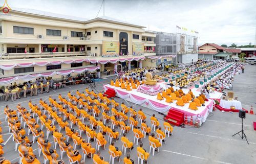 ภาพ No.241872:วันอาทิตย์ที่ 31 สิงหาคม พ.ศ. 2568 พิธีทำบุญแด่คณะสงฆ์ 122 รูป ฉลอง 121 ปี อำเภอคลองหลวง จ.ปทุมธานี เพื่อนำส่งช่วยเหลือคณะสงฆ์ 323 วัด 4 จังหวัดชายแดนภาคใต้ และช่วยเหลือประชาชนจากเหตุปะทะ แนวชายแดนไทย-กัมพูชา ณ บริเวณหน้าที่ว่าการอำเภอคลองหลวง 