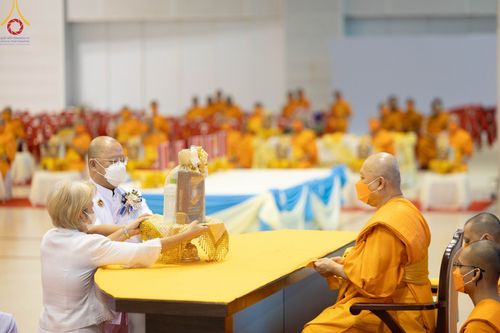 ภาพ No.88253:พิธีทอดผ้าป่าถวายทุนการศึกษาพระภิกษุสามเณรทั่วโลก, มอบโล่ผู้อุปถัมภ์มหาวิทยาลัยฯ ในวันครบรอบสถาปนา 20 ปี มหาวิทยาลัยธรรมกายแคลิฟอร์เนีย (DOU), พิธีถวายมหาสังฆทาน 108 รูป บูชาธรรมมหาปูชนียาจารย์ วันเสาร์ที่ 16 กันยายน พ.ศ. 2566 ณ ห้องแก้วสารพัดนึก1 วัดพระ