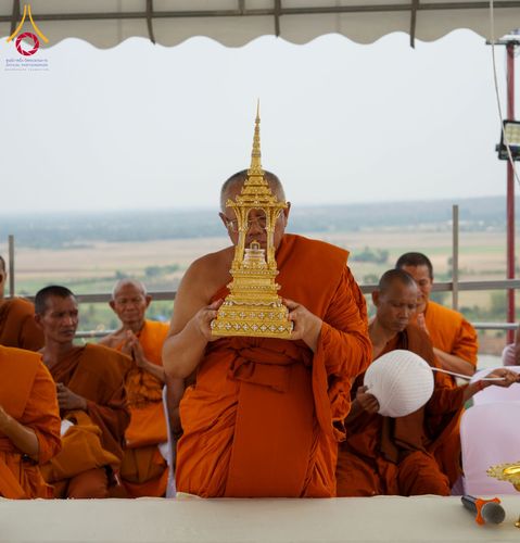 ภาพ No.131433:พิธีอัญเชิญพระบรมสารีริกธาตุ และองค์พระพุทธรัตนกายสิทธิ์ ติดตั้งองค์พระเจดีย์จตุรทิศ ถวายองค์พระเจดีย์ ลานธรรมและกำแพงแก้ว ถวายเป็นพุทธบูชา น้อมถวายบูชาธรรมหลวงพ่ออายุวัฒนมงคล ๘๐ พรรษา วันเสาร์ที่ ๑๖ มีนาคม พ.ศ. ๒๕๖๗ ณ วัดเขาพญาปราบ ต.ตะขบ อ.ปักธงชัย จ.น