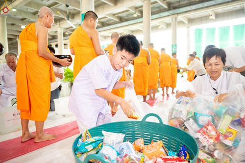 ภาพ No.229627:วันอาทิตย์ที่ 22 มิถุนายน พ.ศ. 2568 พิธีตักบาตรฉลองพระบวชใหม่ โครงการอุปสมบทหมู่ผู้บริหารรุ่นที่ 15 ณ วิหารคด วัดพระธรรมกาย