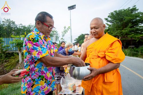 ภาพ No.217923:วันศุกร์ที่ 11 เมษายน พ.ศ. 2568 พระและสามเณร 99 รูป จากศูนย์ปฏิบัติธรรมระยอง(บ้านช่องลม) บิณฑบาต ณ ทุ่งปอเทือง ต.บางบุตร อ.บ้านค่าย จ.ระยอง เพื่อเป็นการฝึกสามเณรภาคฤดูร้อน ผ่านกิจวัตรบิณฑบาตในพื้นที่ชุมชน