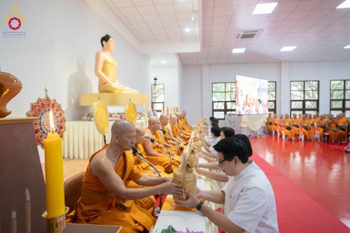 ภาพ No.194746:พิธีเจริญพระพุทธมนต์ และทำบุญตักบาตร ถวายพระราชกุศล แด่พระบาทสมเด็จพระเจ้าอยู่หัว เนื่องในโอกาสพระราชพิธีสมมงคล พระชนมายุเท่าพระบาทสมเด็จพระพุทธยอดฟ้าจุฬาโลกมหาราช สมเด็จพระปฐมบรมกษัตริยาธิราชแห่งพระราชวงศ์จักรี พุทธศักราช 2568 วันที่ 14 มกราคม พ.ศ. 2568
