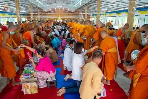 ภาพ No.80910:พิธีตักบาตรพระ ๒๑๖ รูป และ พิธีถวายมหาสังฆทาน ๕๒ วัด ฉลองครบรอบ ๑๖ ปี ธุดงคสถานพรรัตนแพร่ วันอังคารที่ ๙ พฤษภาคม พ.ศ.๒๕๖๖ ณ ธุดงคสถานพรรัตนะ อำเภอวังชิ้น จังหวัดแพร่