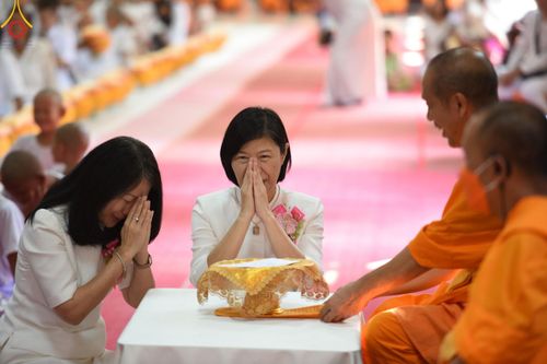 ภาพ No.135556:พิธีขอขมามอบผ้าไตร, พิธีบรรพชาสามเณร ในโครงการบรรพชาสามเณร ฟื้นฟูพระพุทธศาสนาทั่วไทย ณ วัดพระพุทธบาท ราชวรมหาวิหาร อ.พระพุทธบาท จ.สระบุรี วันที่ 6 เมษายน พ.ศ. 2567