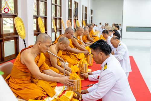 ภาพ No.179583:พิธีเจริญพระพุทธมนต์ พิธีทำบุญตักบาตรถวายพระราชกุศล และพิธีวางพานพุ่มดอกไม้ถวายราชสักการะ  แด่พระบาทสมเด็จพระบรมชนกาธิเบศร มหาภูมิพลอดุลยเดชมหาราช บรมนาถบพิตร เนื่องในวันคล้ายวันพระบรมราชสมภพ วันชาติ และวันพ่อแห่งชาติ วันพฤหัสบดีที่ 5 ธันวาคม พ.ศ. 2567 ณ