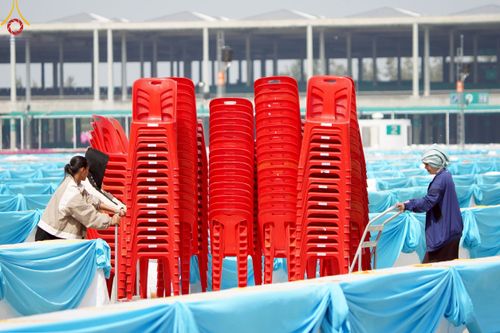 ภาพ No.218442:วันที่ 15 - 18 เมษายน พ.ศ. 2568 การเตรียมภาชนะสำหรับถวายภัตตาหาร , การจัดโต๊ะเก้าอี้ในลานธรรม , การแพ็คพัสดุงานต้อนรับ เพื่องานวันคุ้มครองโลก 22 เมษายน พ.ศ.2568 วัดพระธรรมกาย