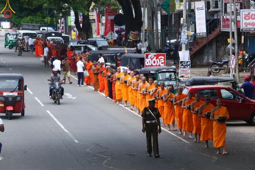 ภาพ No.139400:พิธีตักบาตรรอบเมืองดัมบุลล่า เทศกาลวิสาขบูชาแห่งชาติ ศรีลังกา เมื่อวันที่ 16 พฤษภาคมที่ผ่านมา คณะสงฆ์จากวัดพระธรรมกาย และคณะพระภิกษุสามเณรศรีลังกา ในโครงการสยาม-ลังกา ธรรมยาตรา ฉลองเทศกาลวิสาขบูชาแห่งชาติ ศรีลังกา บูชาธรรม 80 ปีหลวงพ่อธัมมชโย