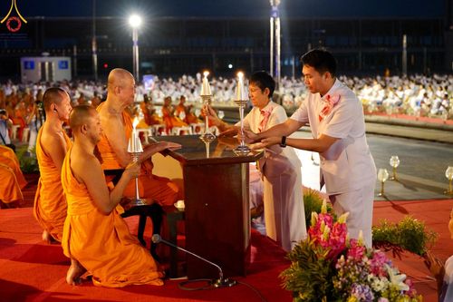 ภาพ No.160569:พิธีจุดประทีป 20,000 ดวง บูชาพระมหาธรรมกายเจดีย์ และบูชาพระมงคลเทพมุนี (สด จนฺทสโร) พระผู้ปราบมาร ณ ลานธรรม พระมหาธรรมกายเจดีย์ วัดพระธรรมกาย จ.ปทุมธานี วันที่ 10 ตุลาคม พ.ศ. 2567