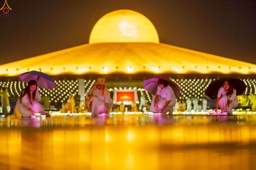 ภาพ No.244195:วันที่ 7 กันยายน พ.ศ. 2568 พิธีจุดประทีป วันครูผู้ค้นพบวิชชาธรรมกาย ณ ลานธรรมฯ และวิหารคด วัดพระธรรมกาย