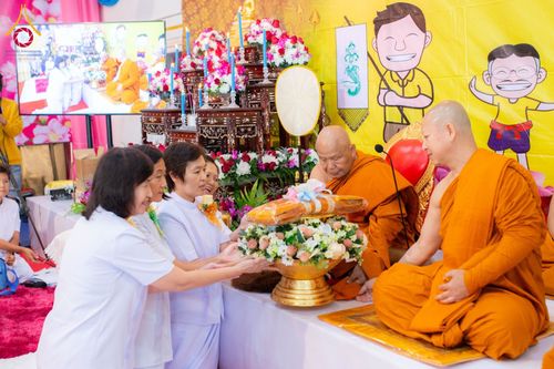 ภาพ No.178534:พิธีทอดกฐิน ณ วัดดวงแข แขวงรองเมือง เขตปทุมวัน กรุงเทพฯ ในโครงการทอดกฐินสามัคคีทั่วไทย 30,000 วัด บูชาธรรม 80 ปี หลวงพ่อธัมมชโย โดยคณะศิษยานุศิษย์วัดพระธรรมกาย วันที่ 15 พฤศจิกายน พ.ศ. 2567