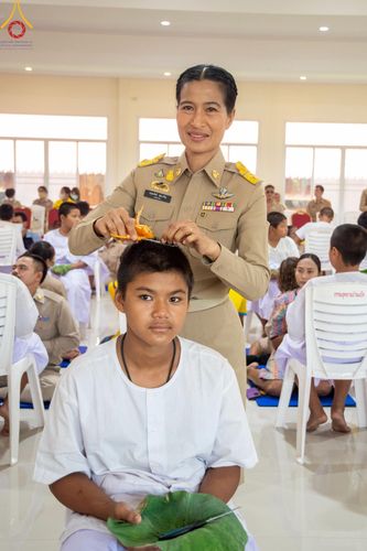 ภาพ No.59107:พิธีปลงผมและแห่นาคธรรมทายาท ในโครงการบรรพชาสามเณร ภาคฤดูร้อน เฉลิมพระเกียรติพระบาทสมเด็จพระเจ้าอยู่หัว เนื่องในโอกาส  พระราชพิธีมหามงคลเฉลิมพระชนมพรรษา 6 รอบ  ปลงผมนาคในวันที่ 21 เมษายน พ.ศ 2567 ณ วัดกลางธนรินทร์ (ธรรมอุทยานบ้านแป้ง)