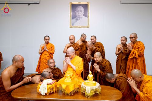 ภาพ No.222605:วันที่ 23 เมษายน พ.ศ. 2568 หลวงพ่อทัตตชีโวต้อนรับคณะสงฆ์บังกลาเทศ ณ อาคาร 100 ปี คุณยายมหารัตนอุบาสิกาจันทร์ ขนนกยูง วัดพระธรรมกาย