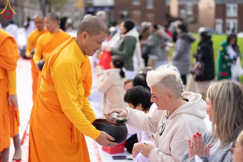 ภาพ No.96413:พิธีทอดกฐินราชันปฐพี ราชินีที่ดิน เพื่อซื้อที่ดินหลังโบสถ์ ฉลองครบรอบ 10 ปีสถาปนาโบสถ์วัดพุทธ วันอาทิตย์ที่ 19 พฤศจิกายน พ.ศ. 2566 ณ วัดพระธรรมกายนิวคาสเซิล ประเทศอังกฤษ