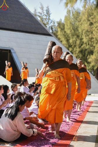 ภาพ No.193244:พิธีต้อนรับพระธรรมยาตรา ณ อนุสรณ์สถาน สถานที่เกิดในเพศสมณะ วัดสองพี่น้อง อำเภอสองพี่น้อง จังหวัดสุพรรณบุรี ในโครงการธรรมยาตรา กตัญญูบูชา มหาปูชนียาจารย์ พระมงคลเทพมุนี(สด จนฺทสโร) พระผู้ปราบมาร อนุสรณ์สถาน 7 แห่ง ปีที่ 13 วันที่ 11 มกราคม พ.ศ. 2568