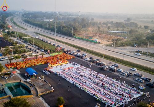 ภาพ No.180405:พิธีตักบาตรพระ ๑,๐๐๐ รูป ฉลองเมืองลำปาง ๑,๓๔๔ ปี วันเสาร์ที่ ๗ ธันวาคม พ.ศ. ๒๕๖๗ ณ ลานพระบรมราชานุสาวรีย์ พระนเรศวรมหาราช อ.เกาะคา จ.ลำปาง