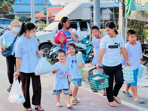 ภาพ No.101805:ตักบาตรพระ 10,000 รูป เติมบุญให้แผ่นดิน เนื่องในโอกาส 192 ปี จังหวัดกาญจนบุรี หนึ่งในโครงการตักบาตรพระ 2,000,000 รูป  77 จังหวัดทุกวัดทั่วไทย วันจันทร์ที่ 11 ธันวาคม พ.ศ. 2566 บริเวณถนนสองแคว (SKY WALK) เมืองกาญจนบุรี