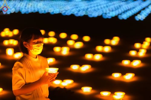 ภาพ No.67872:พิธีเจริญพระพุทธมนต์ จุดประทีปถวายเป็นพุทธบูชา และพิธีฉลองชัยสวดมนต์บทธรรมจักร 4,990,000,082 จบ เนื่องในวาระอายุวัฒนมงคลครบ 82 ปี หลวงพ่อทัตตชีโว ณ พระมหาธรรมกายเจดีย์ วัดพระธรรมกาย จ.ปทุมธานี วันพุธที่ 21 ธันวาคม พ.ศ. 2565