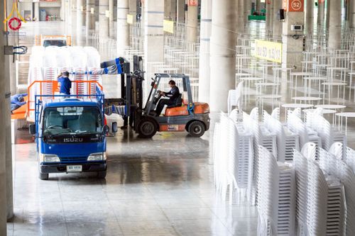 ภาพ No.217610:วันที่ 2-14 เมษายน พ.ศ. 2568 เจ้าหน้าที่เตรียมงานวันคุ้มครองโลก ชุดที่ 1 วัดพระธรรมกาย จ.ปทุมธานี