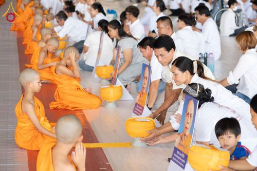 ภาพ No.134964:พิธีถวายบาตรแด่นาคธรรมทายาท ในโครงการบรรพชาสามเณรฟื้นฟูพระพุทธศาสนาทั่วไทย ณ สภาธรรมกายสากล วัดพระธรรมกาย จ.ปทุมธานี วันเสาร์ที่ 6 เมษายน พ.ศ. 2567
