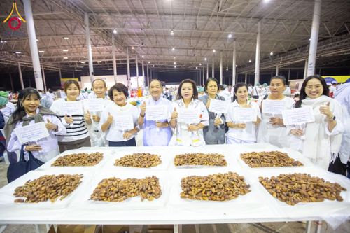 ภาพ No.203182:พิธีถวายภัตตาหารเป็นสังฆทาน แด่พระธรรมยาตรา ณ วัดพระธรรมกาย ตำบลคลองสาม อำเภอคลองหลวง จังหวัดปทุมธานี ในโครงการธรรมยาตรา กตัญญูบูชา มหาปูชนียาจารย์ พระมงคลเทพมุนี(สด จนฺทสโร) พระผู้ปราบมาร อนุสรณ์สถาน 7 แห่ง ปีที่ 13 วันที่ 29 มกราคม พ.ศ. 2568