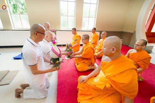 ภาพ No.83342:พิธีตัดปอยผมธรรมทายาทและฝากตัวเป็นศิษย์ ในโครงการอบรมพระธรรมทายาททวีปยุโรป รุ่นที่ 9 วันพุธที่ 12 มิถุนายน พ.ศ. 2566 ณ วัดพระธรรมกายเบเนลักซ์ ประเทศเบลเยี่ยม