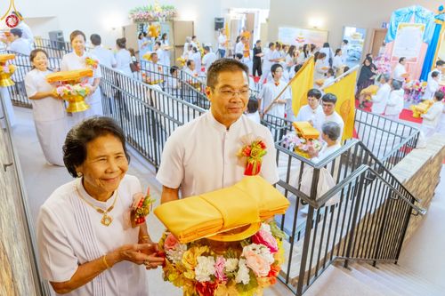 ภาพ No.91237:พิธีสมโภชพระประธาน "พระธรรมกาย" , พิธีเปิดไฟมงคลและเปิดไฟส่องสว่างรัศมีดวงธรรมพระประธาน "พระธรรมกาย" , พิธีทอดผ้าป่าภาคพื้น 19 วัดศูนย์สาขาภาคพื้นอเมริกา  และพิธีมุทิตาสักการะพระมหาเถระ พระเถระ ประจำปี 2566 วันอาทิตย์ที่ 15 ตุลาคม พ.ศ. 2566