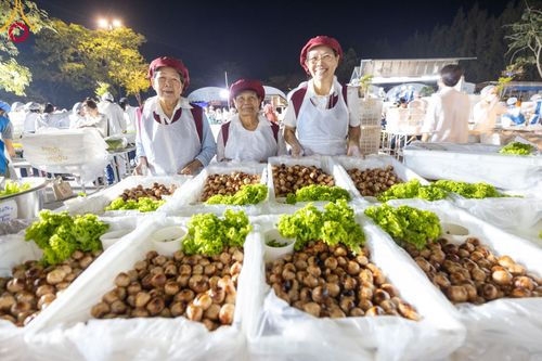 ภาพ No.106675:พิธีถวายภัตตาหารเป็นสังฆทาน แด่คณะพระธรรมยาตราฯ ในโครงการธรรมยาตรากตัญญูบูชา มหาปูชนียาจารย์ พระมงคลเทพมุนี(สด จนฺทสโร) พระผู้ปราบมาร อนุสรณ์สถาน 7 แห่ง ปีที่ 12 วันที่ 6 มกราคม พ.ศ. 2567 ณ อนุสรณ์สถานโลตัสแลนด์ จ.สุพรรณบุรี