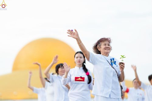 ภาพ No.252888:วันที่ 10 ตุลาคม พ.ศ. 2568 พิธีปลูกต้นทรัพย์บานชื่น ณ ลานธรรม วัดพระธรรมกาย