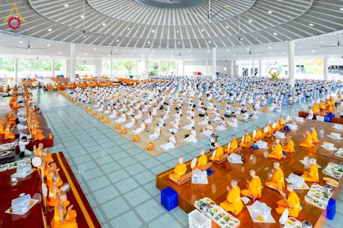 ภาพ No.245102:วันพุธที่ 10 กันยายน พ.ศ. 2568 พิธีถวายภัตตาหารเมนูสวรรค์ เนื่องในวันครบ 25 ปี วันละสังขารคุณยายอาจารย์มหารัตนอุบาสิกาจันทร์ ขนนกยูง ณ หอฉันคุณยายอาจารย์ฯ วัดพระธรรมกาย