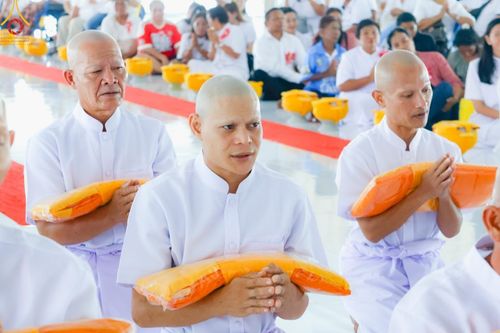 ภาพ No.186443:พิธีตัดปอย ปลงผม เวียนประทักษิณ  มอบบาตรผ้าไตร ขอขมาผู้ปกครอง และพิธีบรรพชาอุปสมบท  โครงการอุปสมบทหมู่บูชาธรรมมหาปูชนียาจารย์  ประจำปี 2567 ณ ศูนย์ปฏิบัติธรรมภาคใต้และวัดคงคาเลียบ อ.บางกล่ำ จ.สงขลา วันอาทิตย์ที่ 8 ธันวาคม พ.ศ. 2567