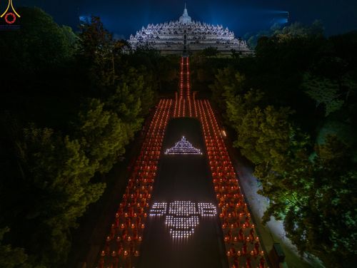 ภาพ No.104198:พิธีจุดประทีป ถวายเป็นพุทธบูชา สามเณรธรรมทายาทชาวอินโดนีเซียกว่า 1,000 รูป ณ มหาเจดีย์บุโรพุทโธ ประเทศอินโดนีเซีย ในวันที่ 23 ธันวาคม พ.ศ. 2566