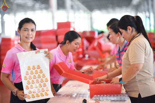 ภาพ No.212011:วันจันทร์ที่ 17 มีนาคม พ.ศ. 2568 บุญบรรจุกล่องไทยธรรม เพื่อถวายแด่พระสังฆาธิการ 40,000 กว่าวัดทั่วไทย ในวันคุ้มครองโลก 22 เมษายน พ.ศ. 2568 ณ บ้านแก้วเรือนทองคุณยายฯ วัดพระธรรมกาย