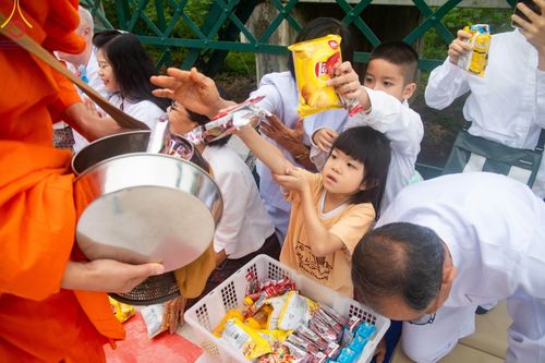 ภาพ No.102004:พิธีตักบาตรพระ 111 รูป ณ สะพานประวัติศาสตร์  อ.ปาย จ.แม่ฮ่องสอน วันอาทิตย์ที่ 10 ธันวาคม พ.ศ. 2566