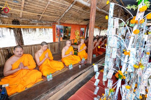 ภาพ No.174436:พิธีตักบาตรพระ,พิธีทอดผ้าป่า พิธีกลั่นแผ่นดินโปรยรัตนชาติ  สร้างพระอุโบสถและเจดีย์ วัดป่าสัมมาทิฏฐิและวัดสิริขันโท แขวงอัตตะปือ สปป. ลาว วันที่ 29 ตุลาคม พ.ศ. 2567