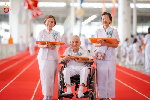 ภาพ No.134290:พิธีทอดผ้าป่าสมทบ มหาสังฆทาน 10,000 วัด ทั่วไทย วันอาทิตย์ต้นเดือนที่ 7 เมษายน พ.ศ.2567 ณ ห้องแก้วสารพัดนึก 1 สภาธรรมกายสากล  วัดพระธรรมกาย จ.ปทุมธานี